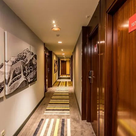 Отель Leonardo Gran Via 3*