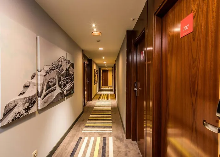 Hotel Leonardo Gran Via 3*